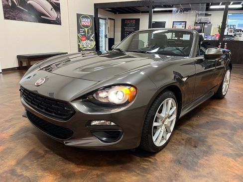 Used 2017 FIAT 124 Spider Classica RWD image 5