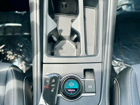 Used 2025 Volkswagen Tiguan SE FWD image 26