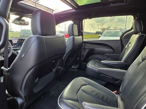 Used 2025 Chrysler Pacifica Limited image 32