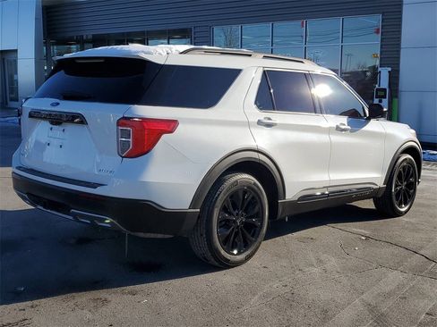 Used 2022 Ford Explorer XLT w/ Equipment Group 202A image 5