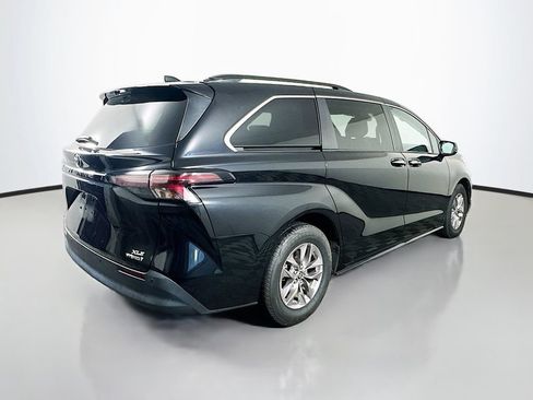 Used 2024 Toyota Sienna XLE FWD image 5