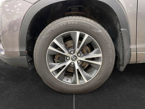 Used 2018 Toyota Highlander LE AWD/4WD image 14