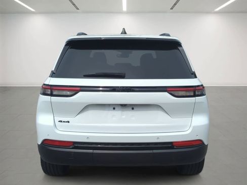 Used 2023 Jeep Grand Cherokee Altitude AWD/4WD image 5