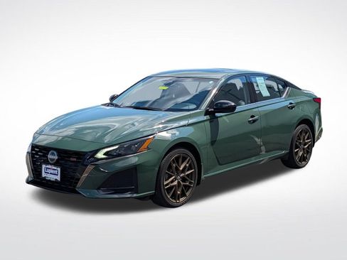 Used 2025 Nissan Altima 2.5 SR w/ SR Premium Package AWD/4WD image 9