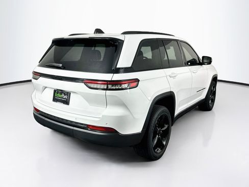 Used 2023 Jeep Grand Cherokee Altitude RWD image 9