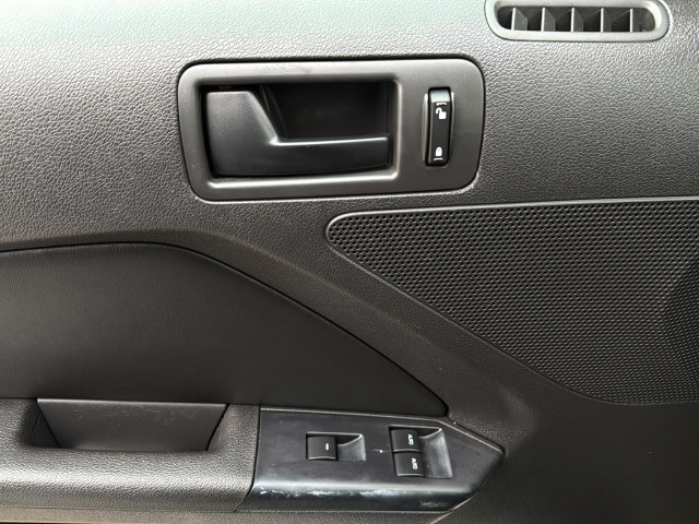 Used 2014 Ford Mustang Convertible RWD image 9