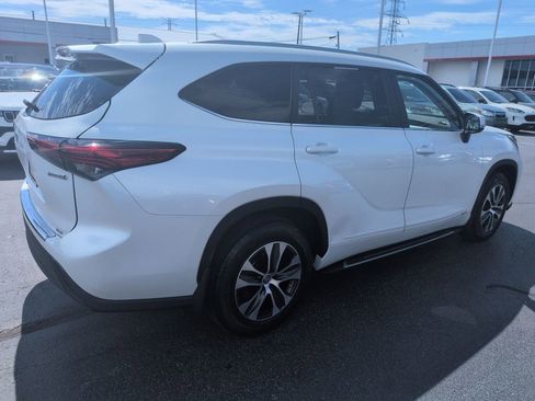 Used 2023 Toyota Highlander XLE AWD/4WD image 5