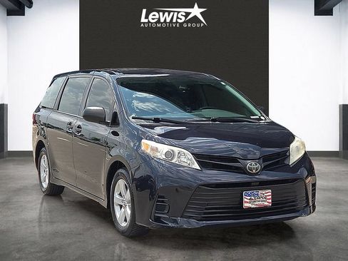 Used 2018 Toyota Sienna L w/ Carpet Mat Package FWD image 6