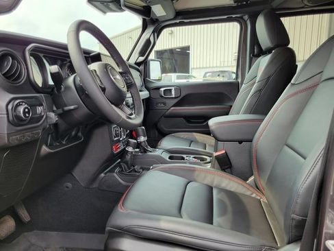 Used 2025 Jeep Gladiator Rubicon w/ Convenience Group AWD/4WD image 10