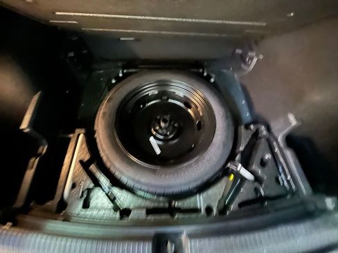 Used 2021 Volkswagen Tiguan SE w/ Panoramic Sunroof Package image 31