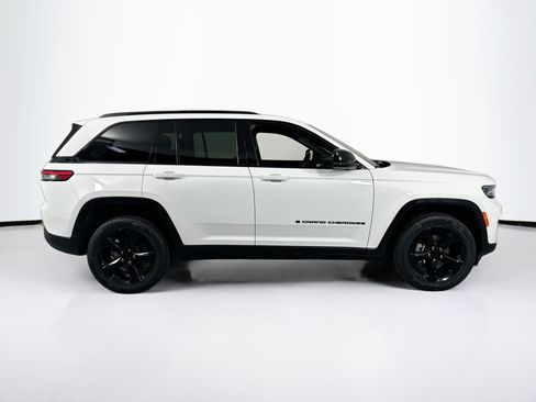 Used 2023 Jeep Grand Cherokee Altitude RWD image 4