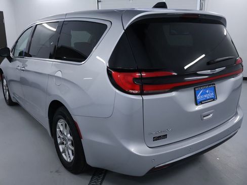 Used 2024 Chrysler Pacifica Touring-L image 5
