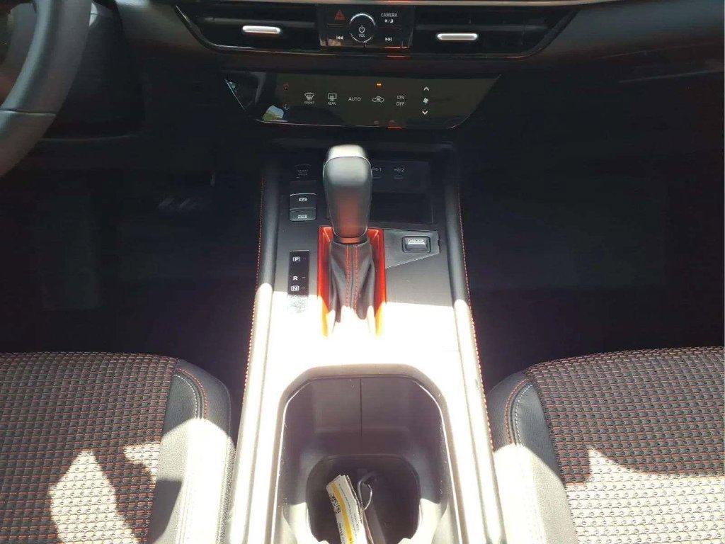 Certified 2025 Nissan Kicks SR FWD image 11