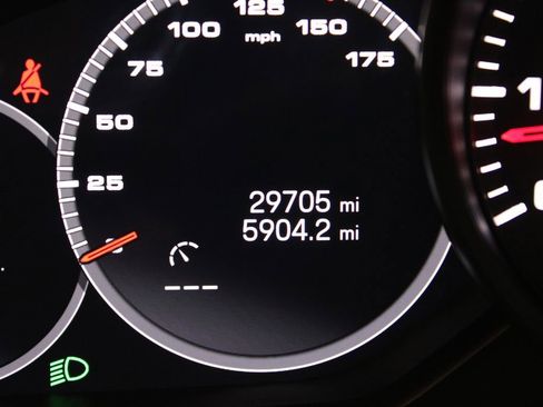 Certified 2023 Porsche Cayenne Platinum Edition image 18