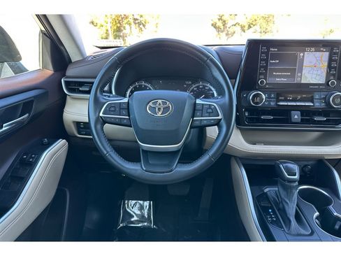 Used 2022 Toyota Highlander XLE image 16