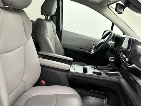 Used 2025 Toyota Sienna XLE FWD image 42