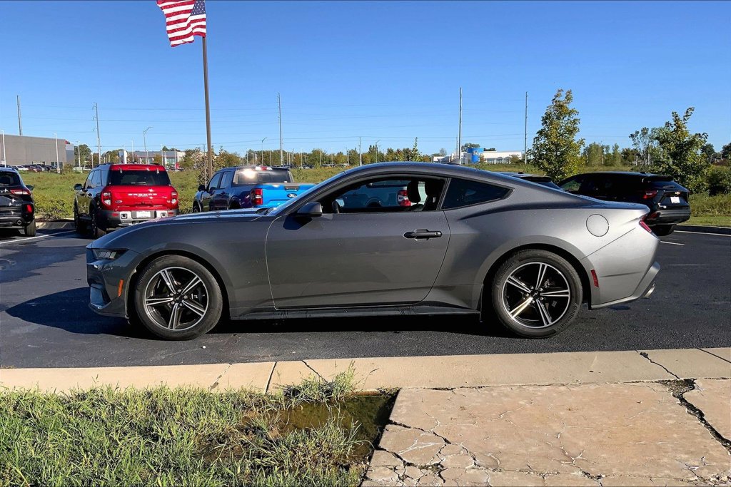 Used 2025 Ford Mustang Coupe RWD image 12