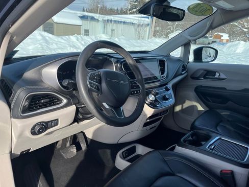 Used 2023 Chrysler Pacifica Touring-L image 15
