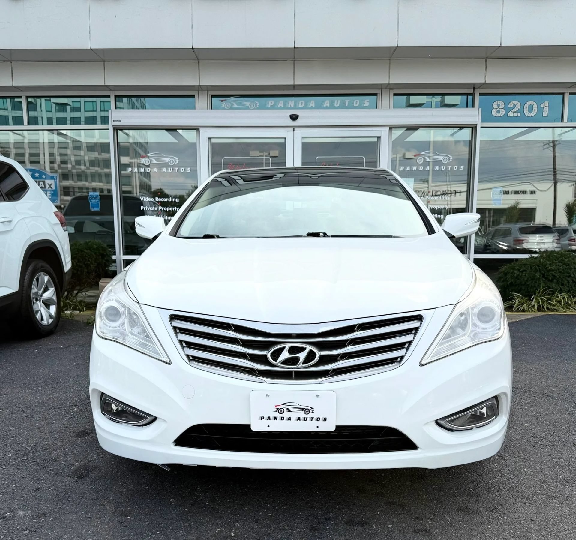 Used 2013 Hyundai Azera w/ Technology Pkg FWD image 2