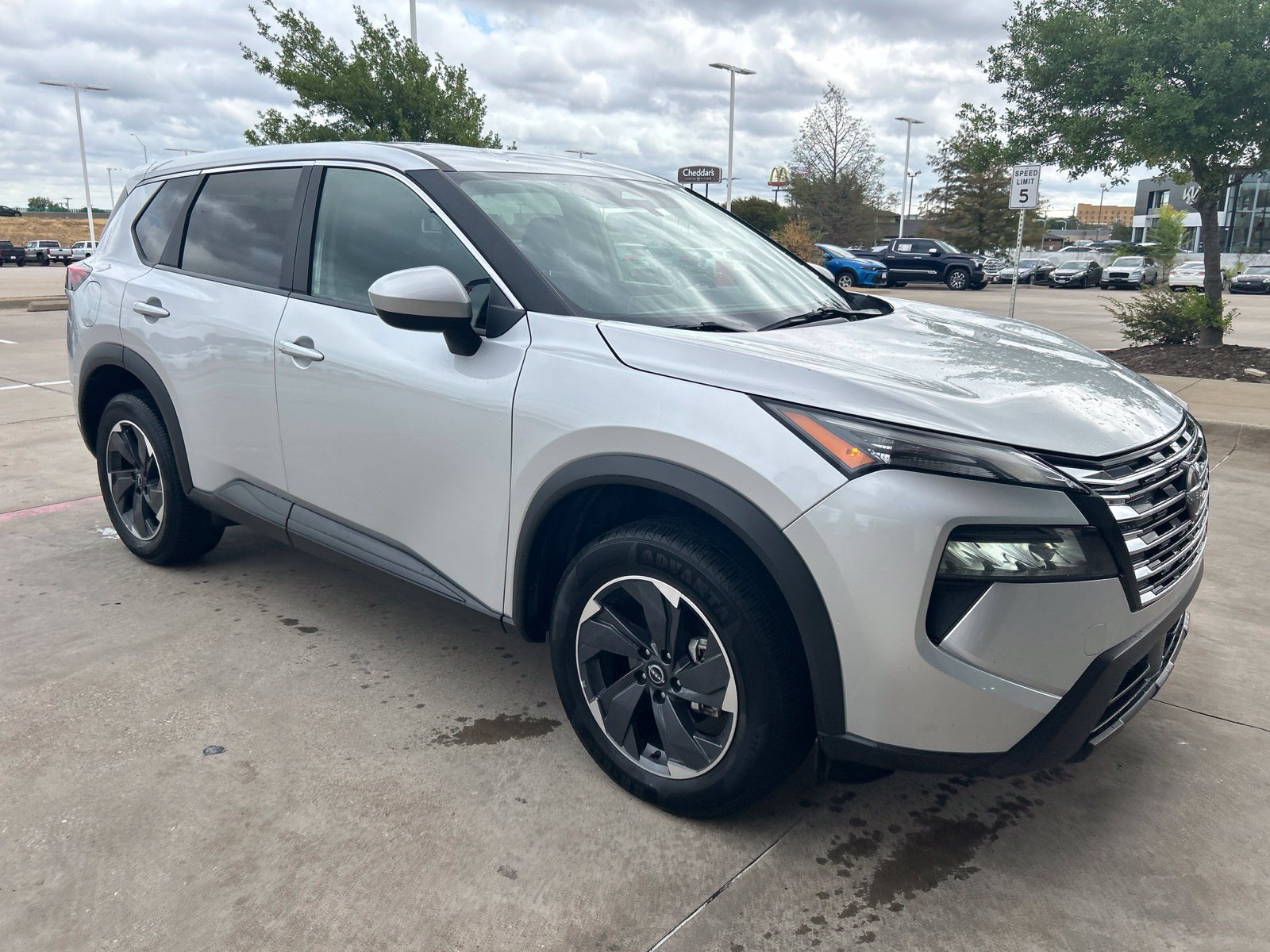 Used 2024 Nissan Rogue SV FWD image 4