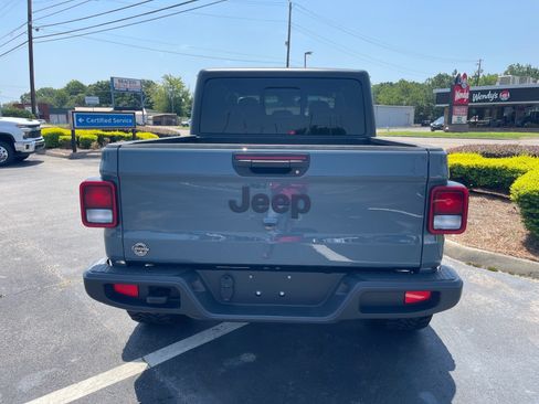 Used 2024 Jeep Gladiator Sport AWD/4WD image 13
