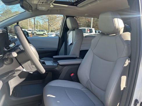 New 2026 Toyota Sienna XLE image 3
