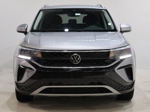 Used 2024 Volkswagen Taos SE FWD image 2