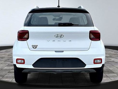 Used 2024 Hyundai Venue Limited image 4