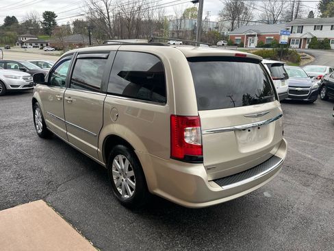 Used 2014 Chrysler Town & Country Touring image 7
