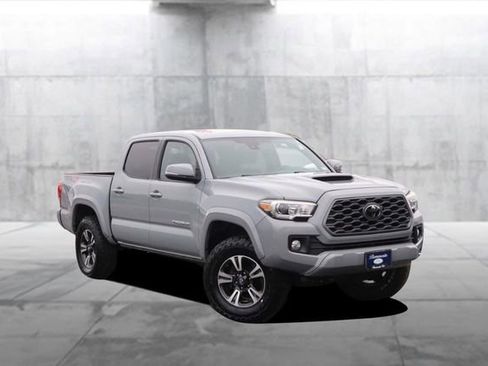 Used 2018 Toyota Tacoma TRD Sport AWD/4WD image 2