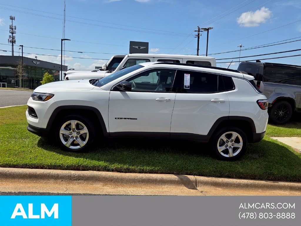 Used 2024 Jeep Compass Latitude AWD/4WD image 2