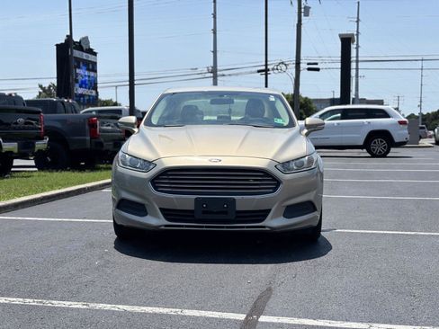 Used 2015 Ford Fusion SE FWD image 2