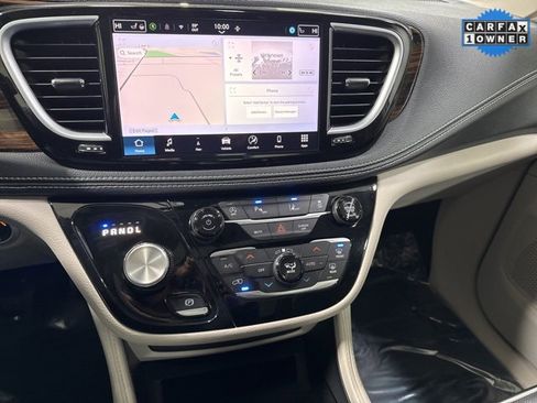Used 2024 Chrysler Pacifica Limited image 18