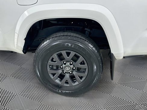 Certified 2020 Toyota Tacoma SR5 AWD/4WD image 11