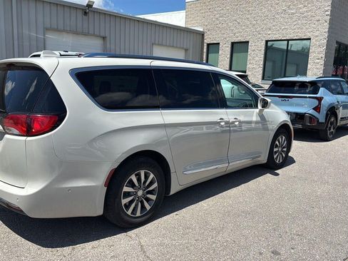 Used 2020 Chrysler Pacifica Touring-L Plus w/ Advanced Safetytec Group FWD image 3