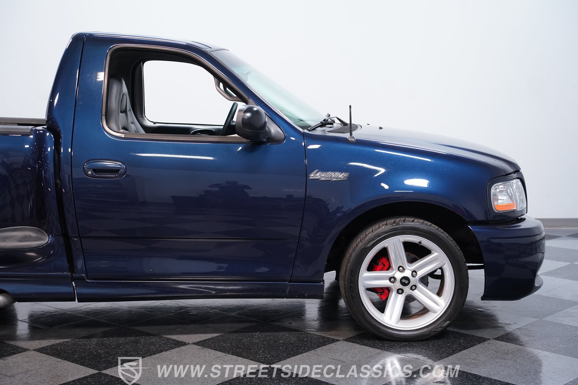 Used 2002 Ford F150 Lightning RWD image 25