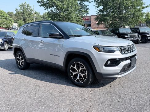 Used 2025 Jeep Compass Limited AWD/4WD image 2