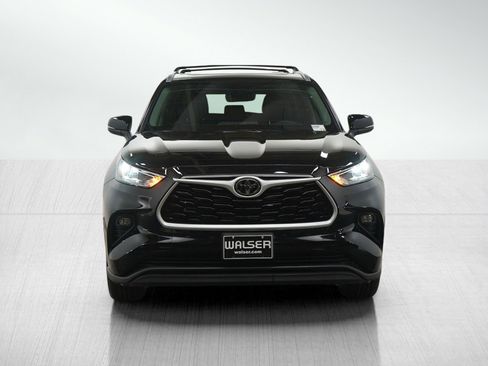 Used 2025 Toyota Highlander XLE image 8