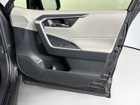 Used 2025 Toyota RAV4 XLE image 30