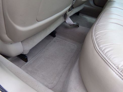 Used 2001 Lincoln Continental image 29