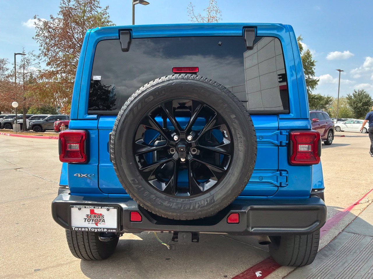 Used 2021 Jeep Wrangler Unlimited Sahara w/ Cold Weather Group AWD/4WD image 7
