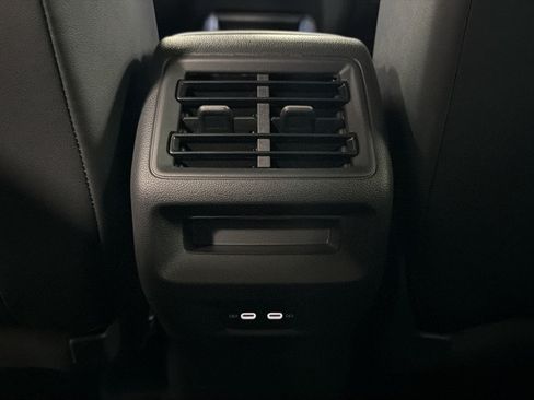 Certified 2025 Volkswagen Tiguan SE FWD image 30