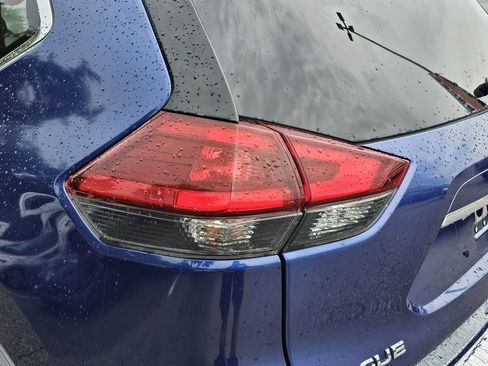 Used 2019 Nissan Rogue SV w/ Premium Package FWD image 7