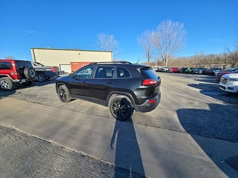 Used 2016 Jeep Cherokee Latitude image 4