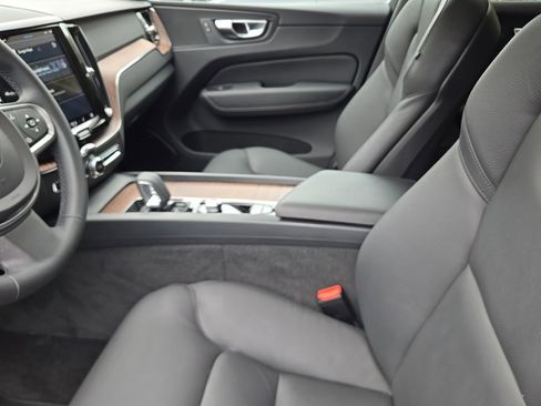 Certified 2022 Volvo XC60 B5 Momentum w/ Climate Package image 12