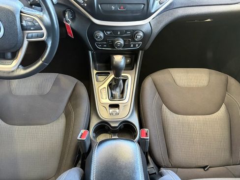 Used 2017 Jeep Cherokee Latitude w/ Safety/Convenience Group image 19