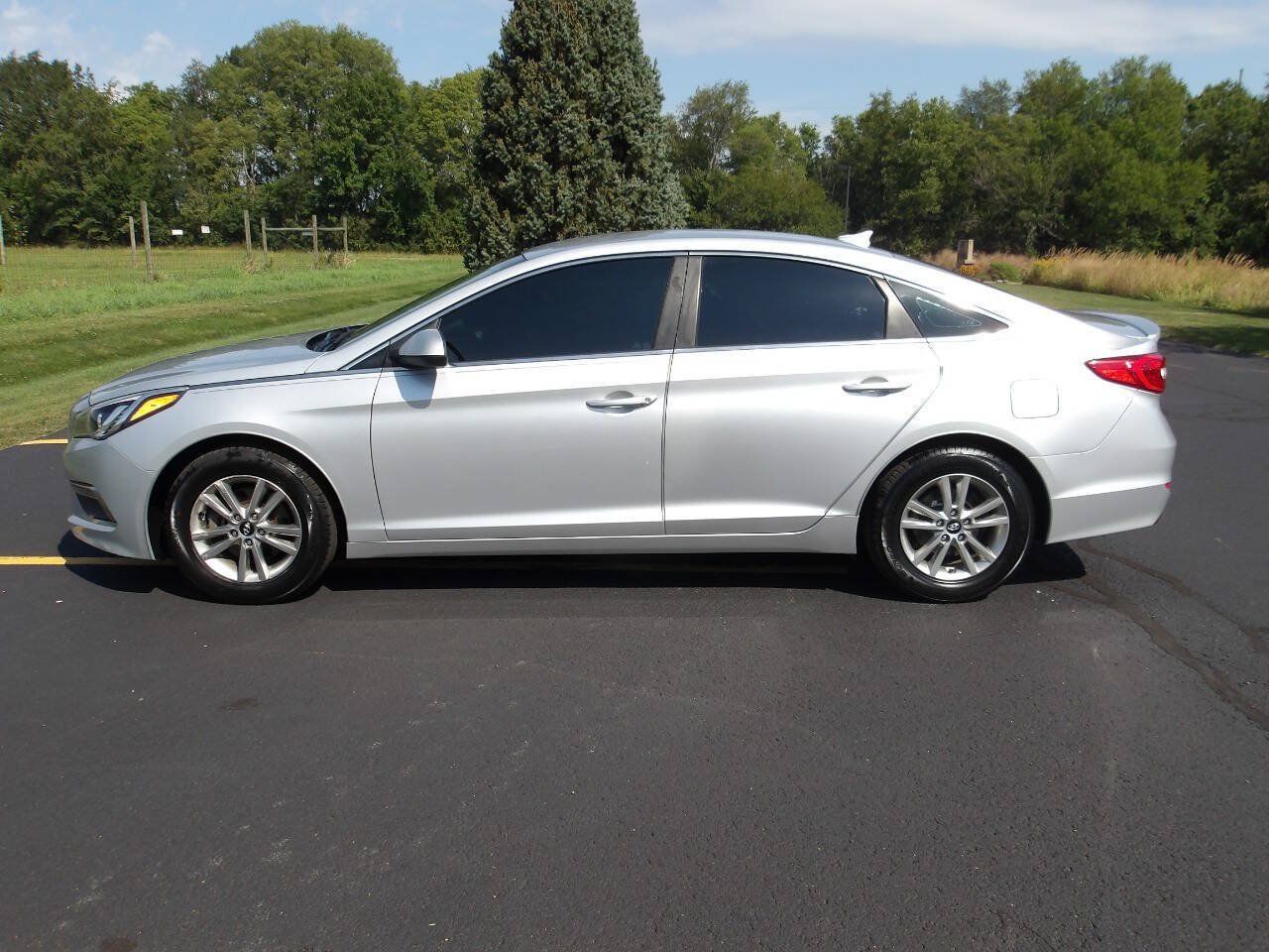 Used 2015 Hyundai Sonata SE w/ Option Group 02 FWD image 10