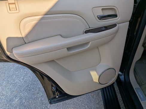 Used 2011 Cadillac Escalade Premium image 25