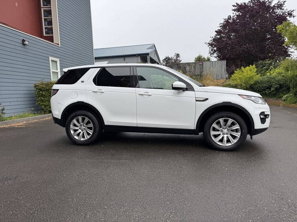 Used 2018 Land Rover Discovery Sport SE AWD/4WD image 2