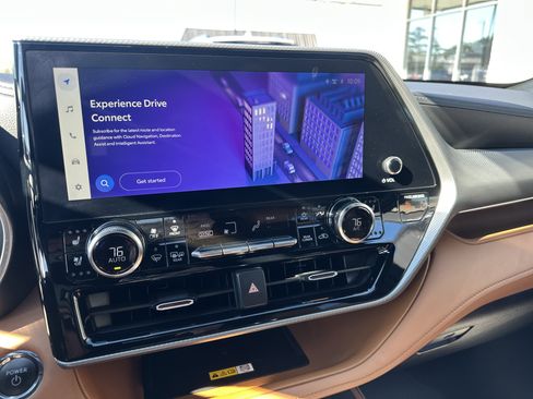 Used 2023 Toyota Highlander Platinum image 17